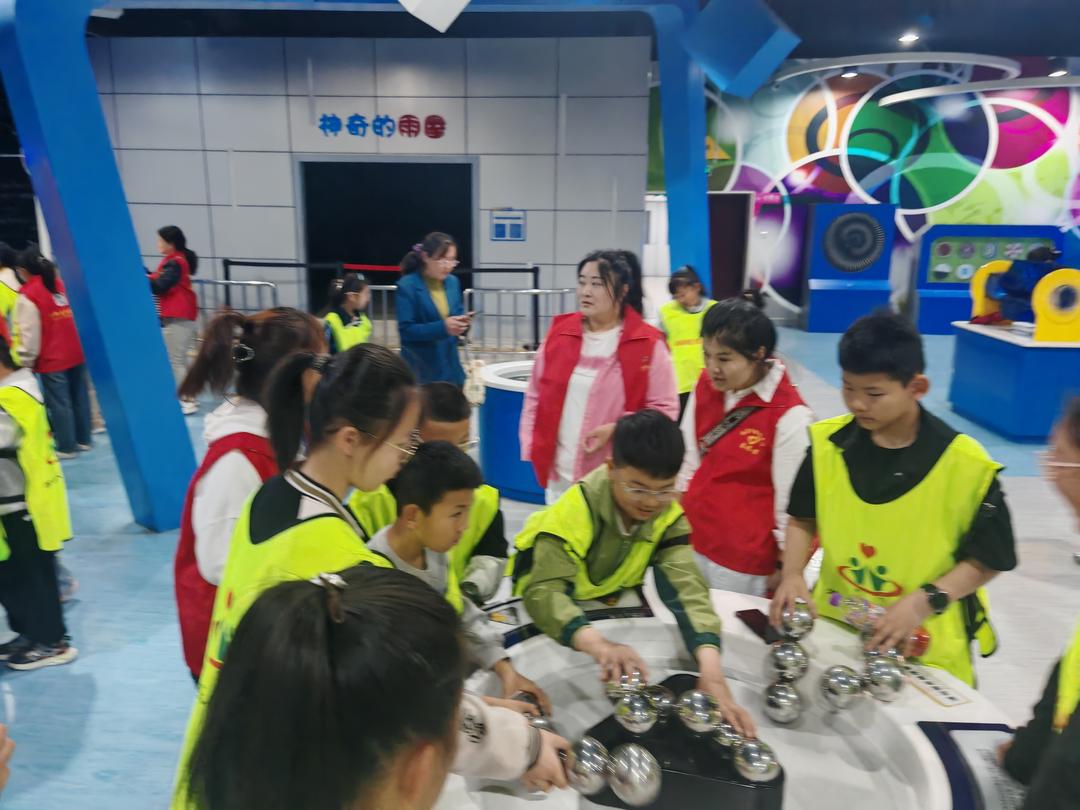 寓教于乐！金华路社区亲子共赴科普之旅，点燃科学梦想！