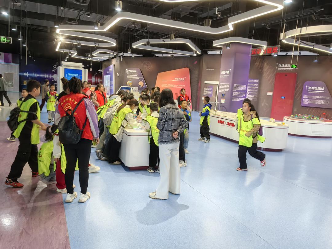 寓教于乐！金华路社区亲子共赴科普之旅，点燃科学梦想！