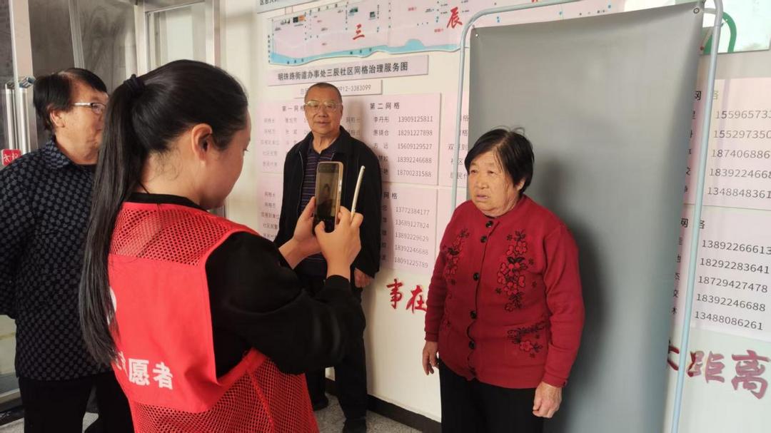 定格银龄微笑!明珠路街道三辰社区联合榆阳区慈善协会为50+老人免费拍证件照20张 定格银龄微笑!明珠路街道三辰社区联合榆阳区慈善协会为50+老人免费拍证件照20张