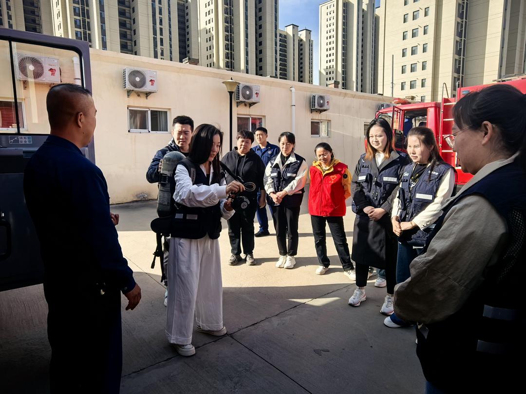 崇文路街道寨城庄社区人大代表牵头组织20余名五级五长参观消防站，共筑社区消防安全防线