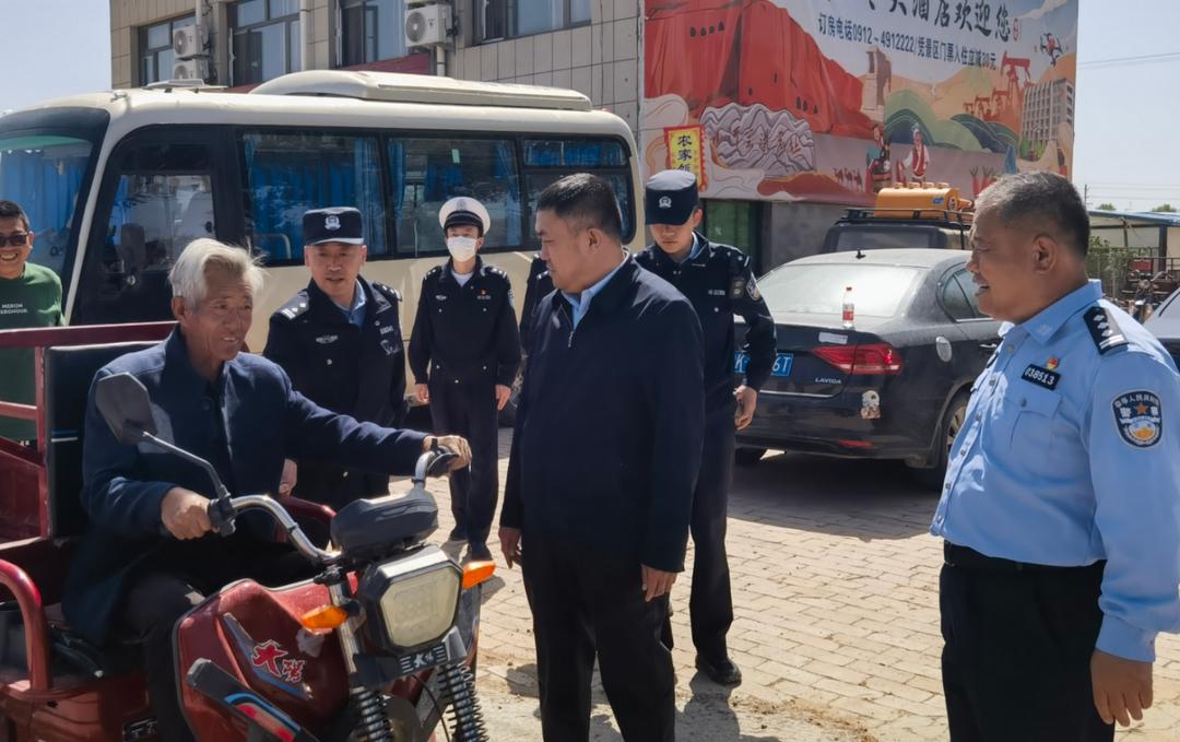 ​科技+步巡！<a href=https://www.shidiannet.com/zt/shaanxi/ target=_blank class=infotextkey>陕西</a><a href=https://www.shidiannet.com/zt/jingbian/ target=_blank class=infotextkey>靖边</a>交警24小时智能监控护航五一出行路