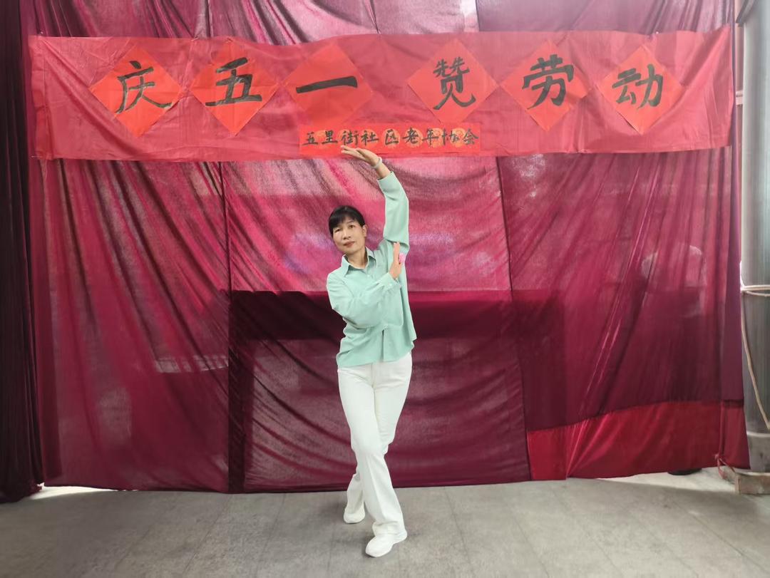 福建永春县五里街社区老年协会开展五一文艺演出 歌舞献给劳动者