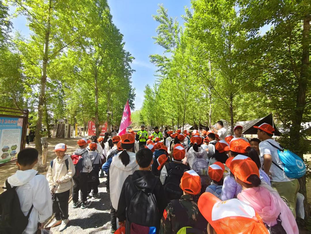 警护学途 平安“童”行——靖边交警为露营研学学生筑牢安全防线