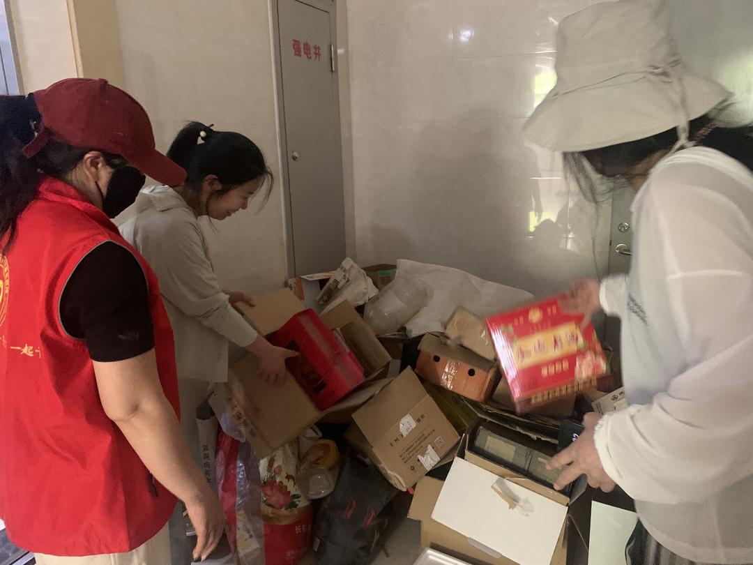 榆阳区沙河路街道雨润路社区开展消防通道安全隐患排查整治活动