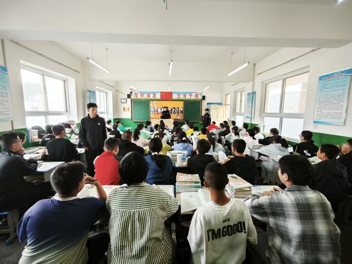 红领巾遇上铁轨道 铁路安全教育进校园