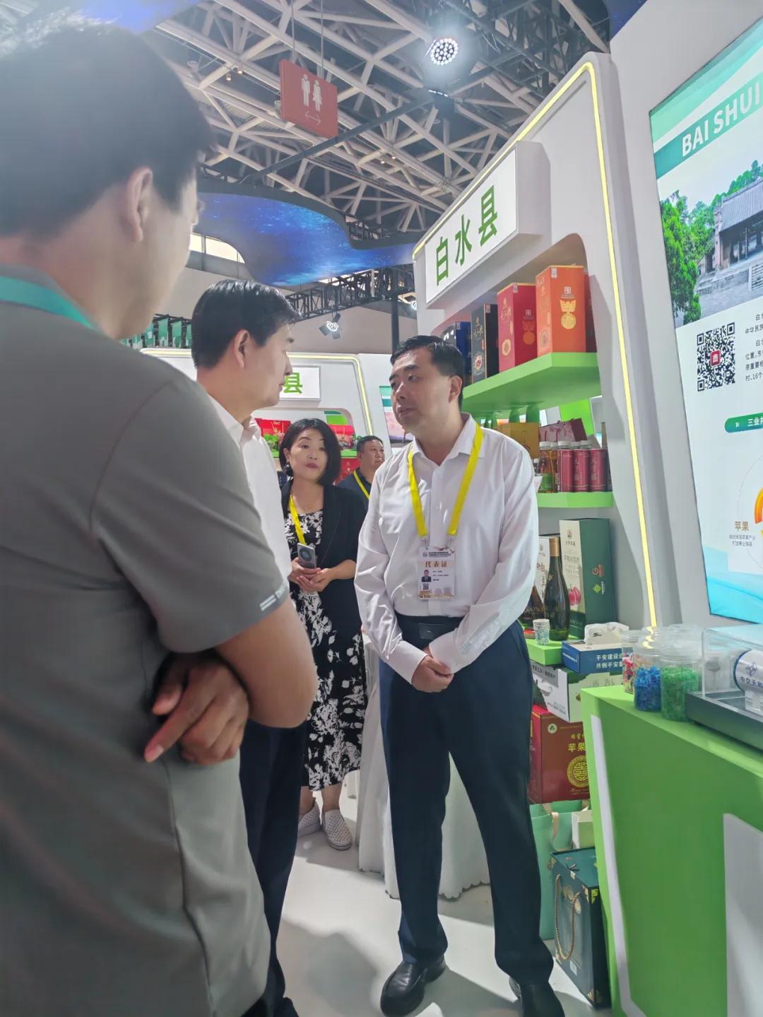 第九届丝博会<a href=https://www.shidiannet.com/zt/shaanxi/ target=_blank class=infotextkey>陕西</a>白水杜康展位受瞩目 市县领导莅临展位指导