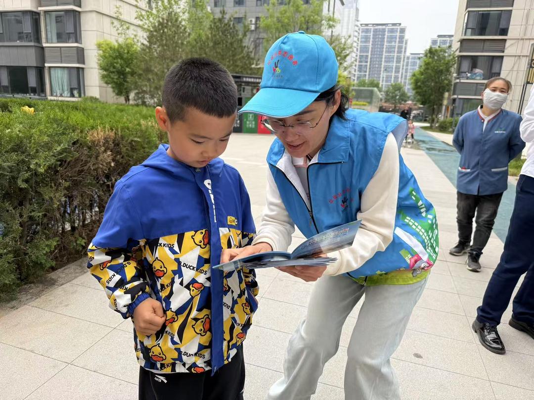 航宇路街道建榆路社区开展 “分类齐参与 低碳新时尚”垃圾分类宣传活动