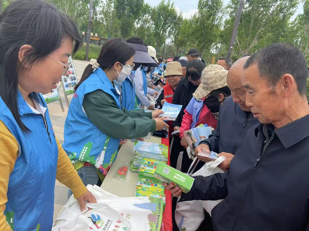 第三届全国城市生活垃圾分类宣传周，榆阳区崇文办开展“分类齐参与 低碳新时尚”宣传活动