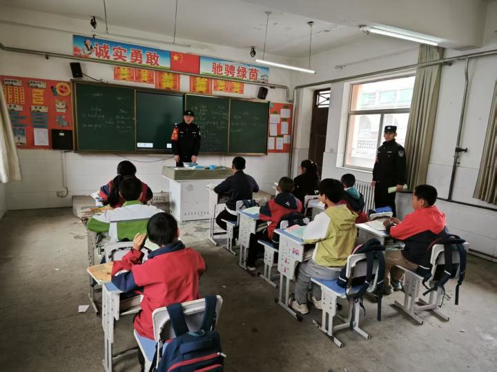 红领巾遇上铁轨道 铁路安全教育进校园