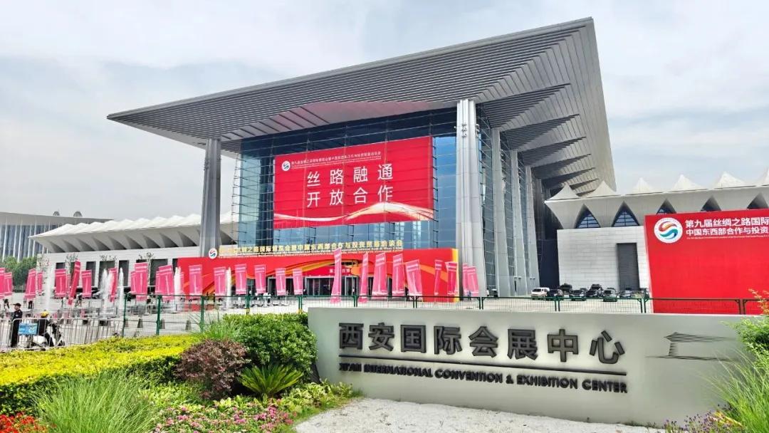 第九届丝博会<a href=https://www.shidiannet.com/zt/shaanxi/ target=_blank class=infotextkey>陕西</a>白水杜康展位受瞩目 市县领导莅临展位指导