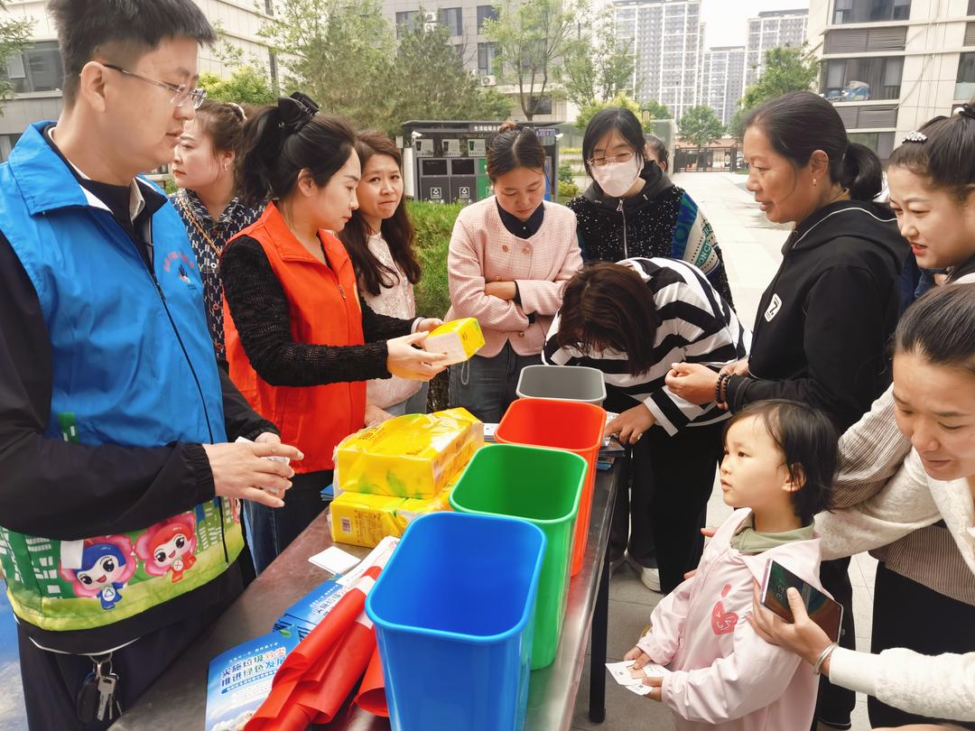 航宇路街道建榆路社区开展 “分类齐参与 低碳新时尚”垃圾分类宣传活动