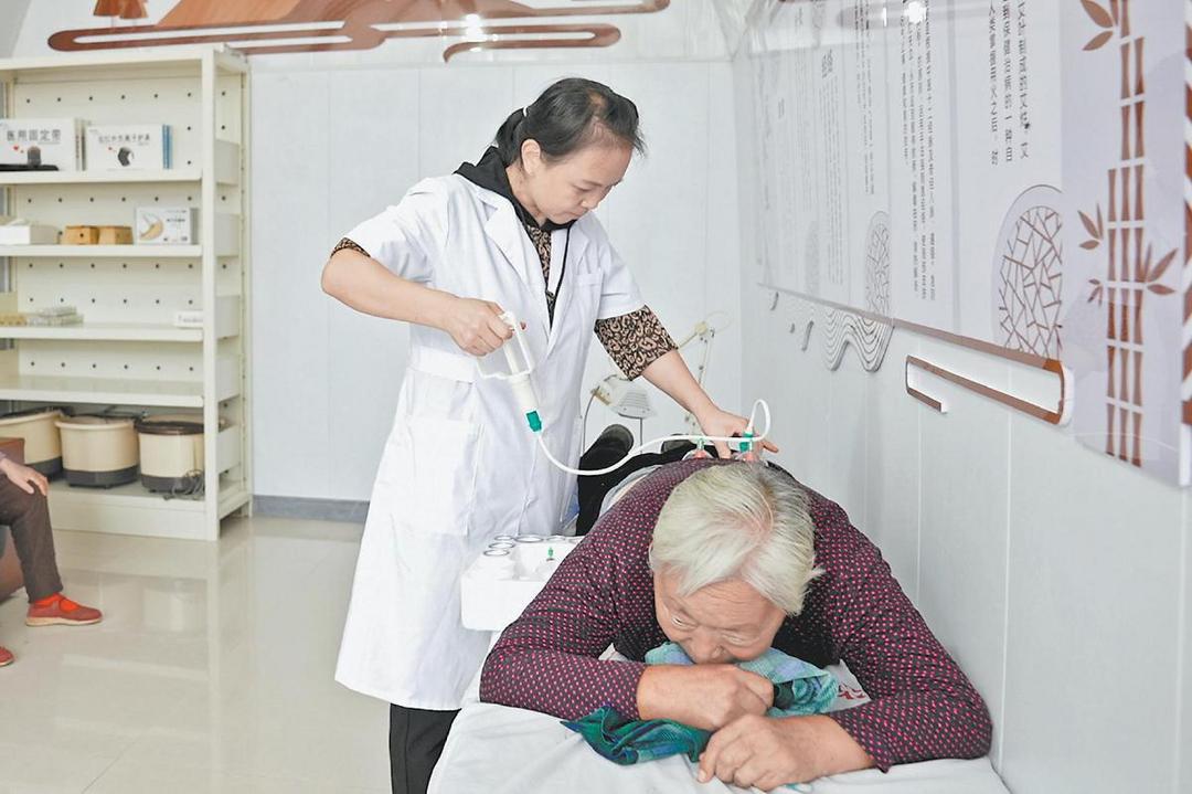 吴堡县积极探索农村医养融合新路径:从“人找服务”变为“服务找人”