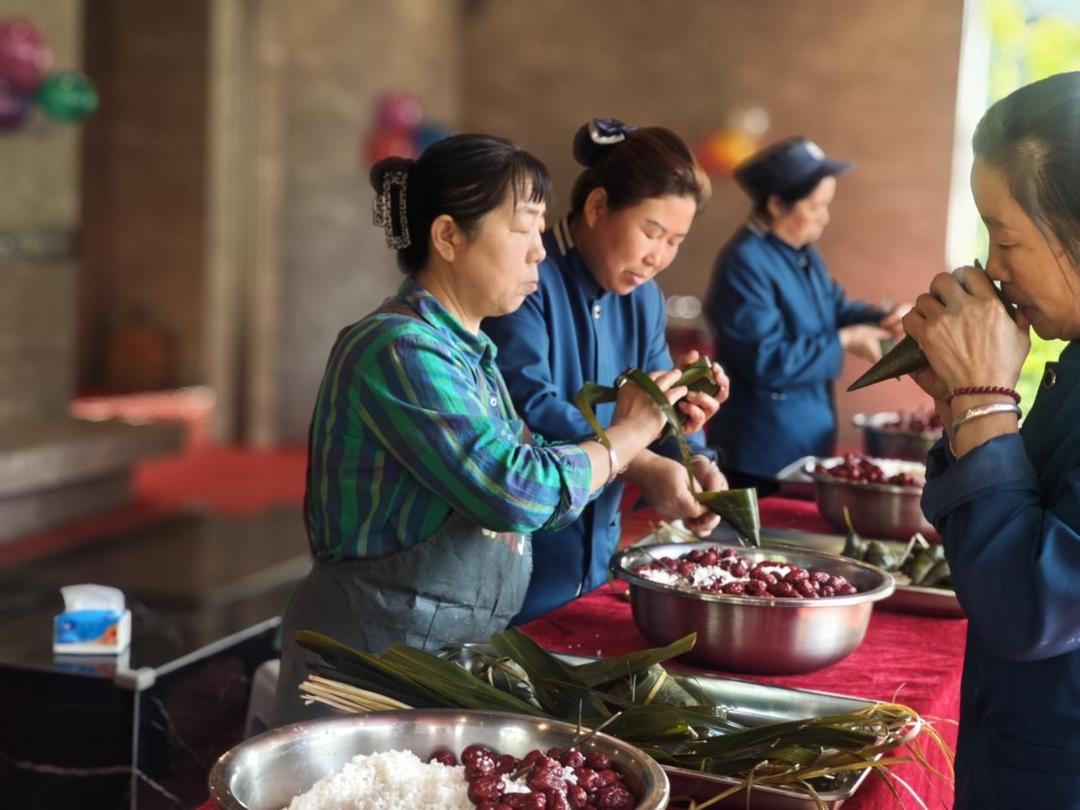 榆阳区明珠路街道三辰社区：粽香沁心话端午 童声盈耳绘“六一”