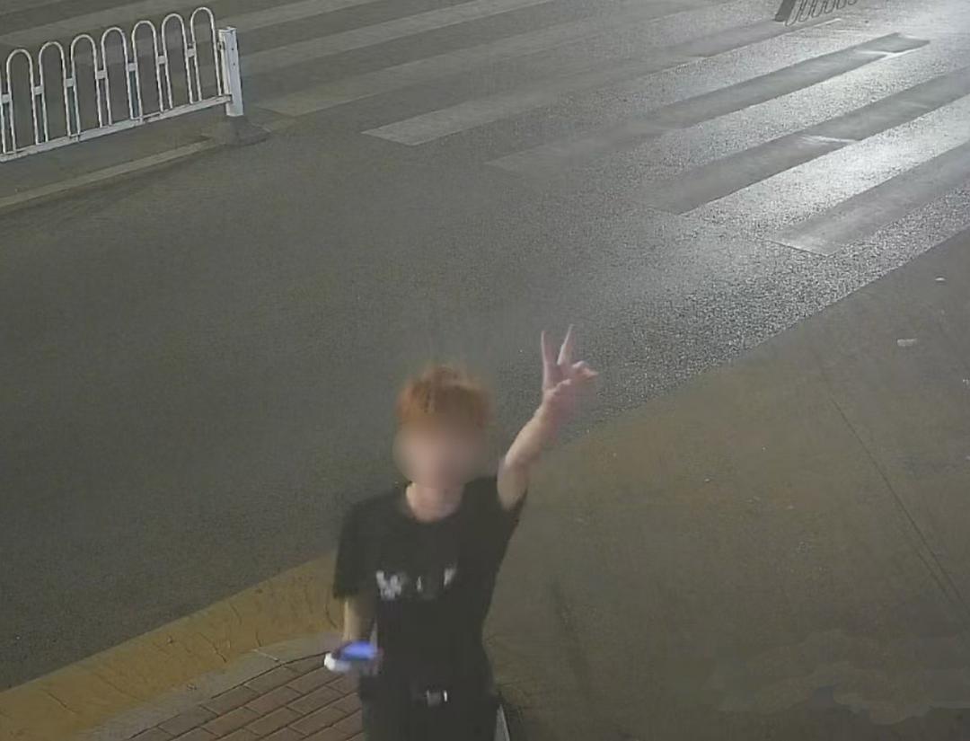 盗贼对着监控比“耶”!民警“双倍耶”霸气回应! 盗贼对着监控比“耶”!民警“双倍耶”霸气回应!