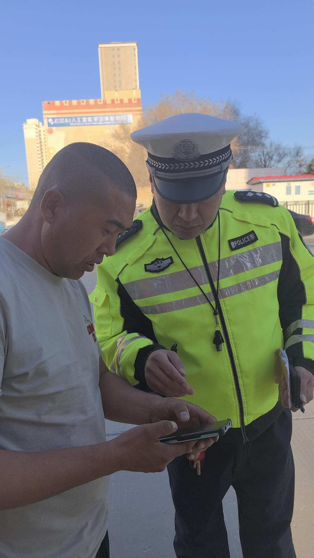 靖边交警：刚柔并济书写城市治理温情答卷