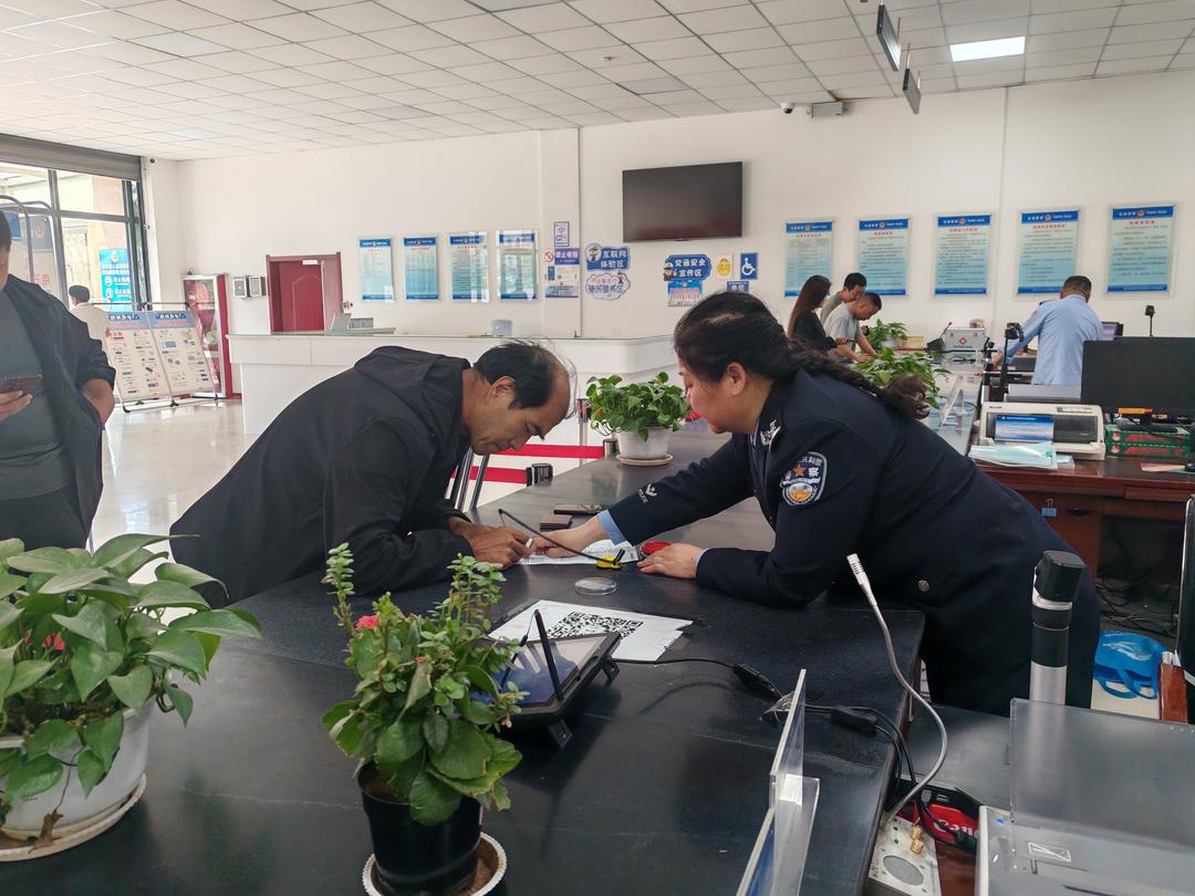 靖边交警：刚柔并济书写城市治理温情答卷