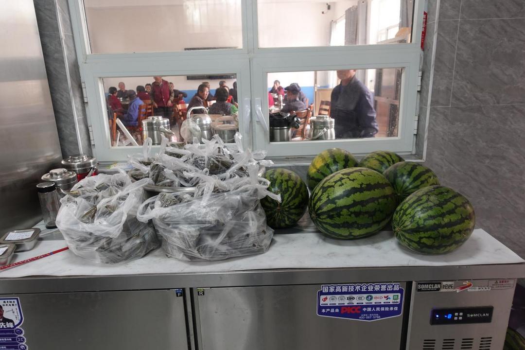 360个粽子10颗大西瓜！大保当镇东北湾村爱心人士王艳芳志愿捐香粽暖人心