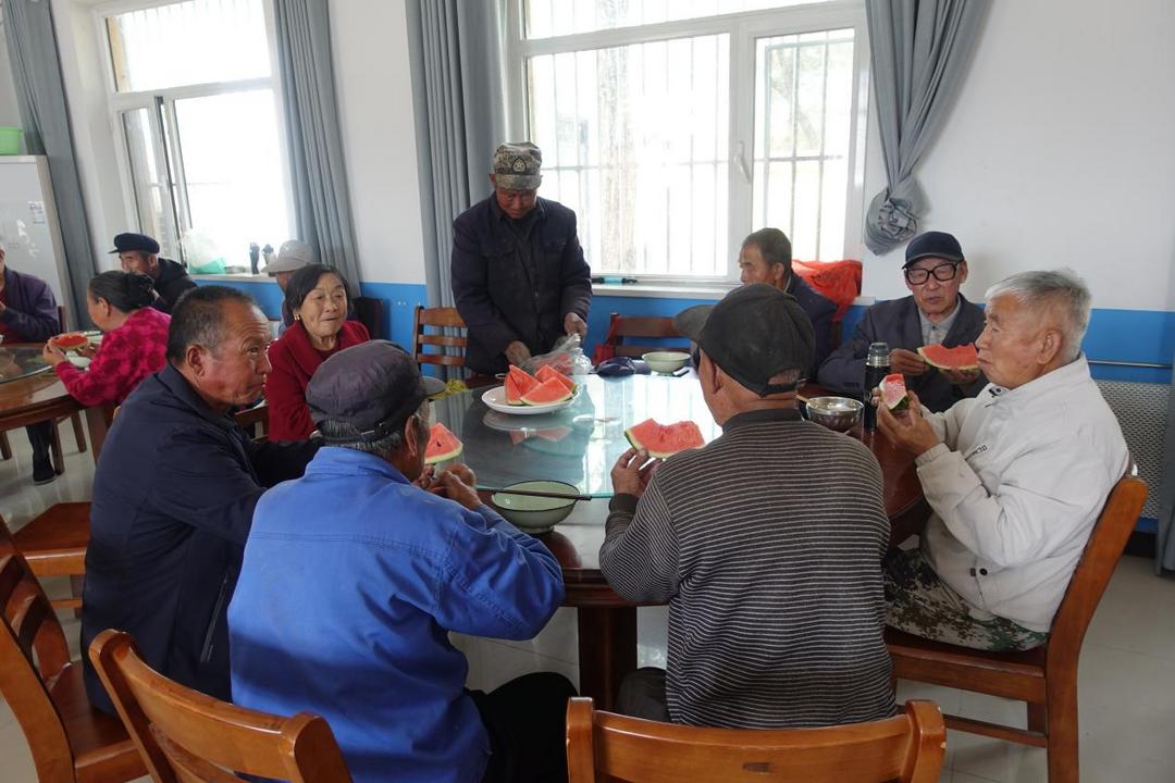 360个粽子10颗大西瓜！大保当镇东北湾村爱心人士王艳芳志愿捐香粽暖人心