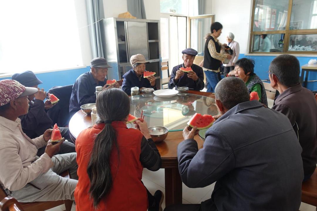 360个粽子10颗大西瓜！大保当镇东北湾村爱心人士王艳芳志愿捐香粽暖人心