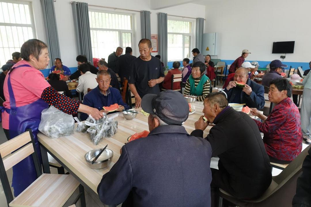 360个粽子10颗大西瓜！大保当镇东北湾村爱心人士王艳芳志愿捐香粽暖人心