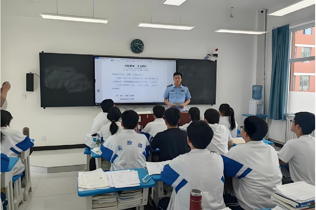 “最后一课”！民警送给莘莘学子别样的“法治毕业礼”