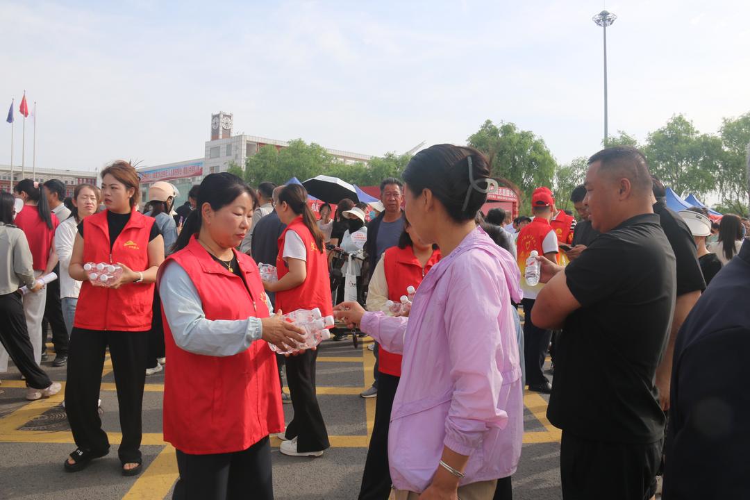 高考不只有考场!榆林考场边撑伞筑梦金榆社区“清凉驿站”暖人心 高考不只有考场!榆林考场边撑伞筑梦金榆社区“清凉驿站”暖人心