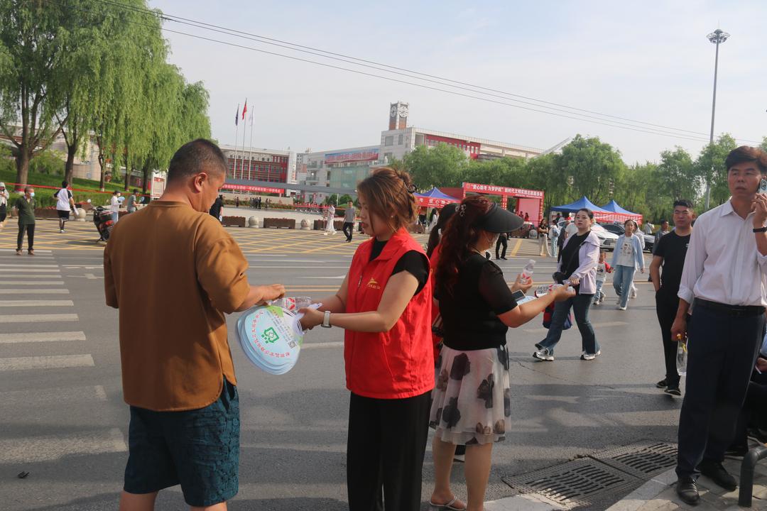 高考不只有考场!榆林考场边撑伞筑梦金榆社区“清凉驿站”暖人心 高考不只有考场!榆林考场边撑伞筑梦金榆社区“清凉驿站”暖人心