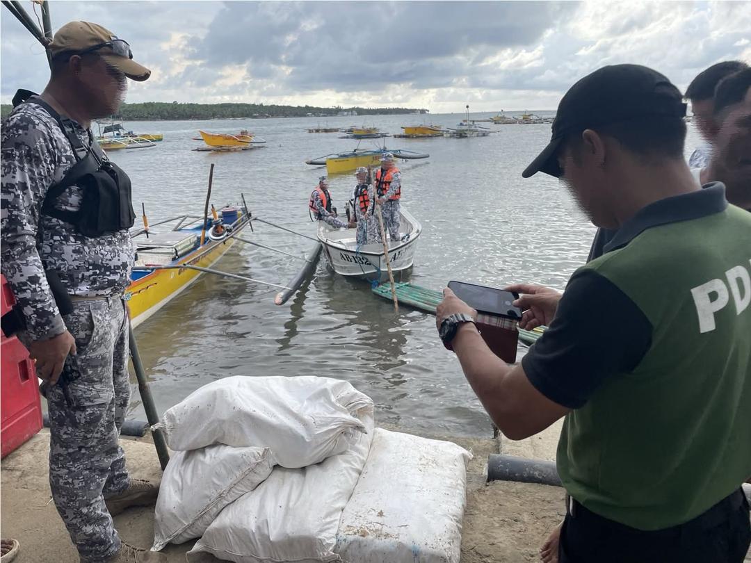 菲律宾海岸警卫队在邦阿西楠省海岸发现更多漂浮的冰毒