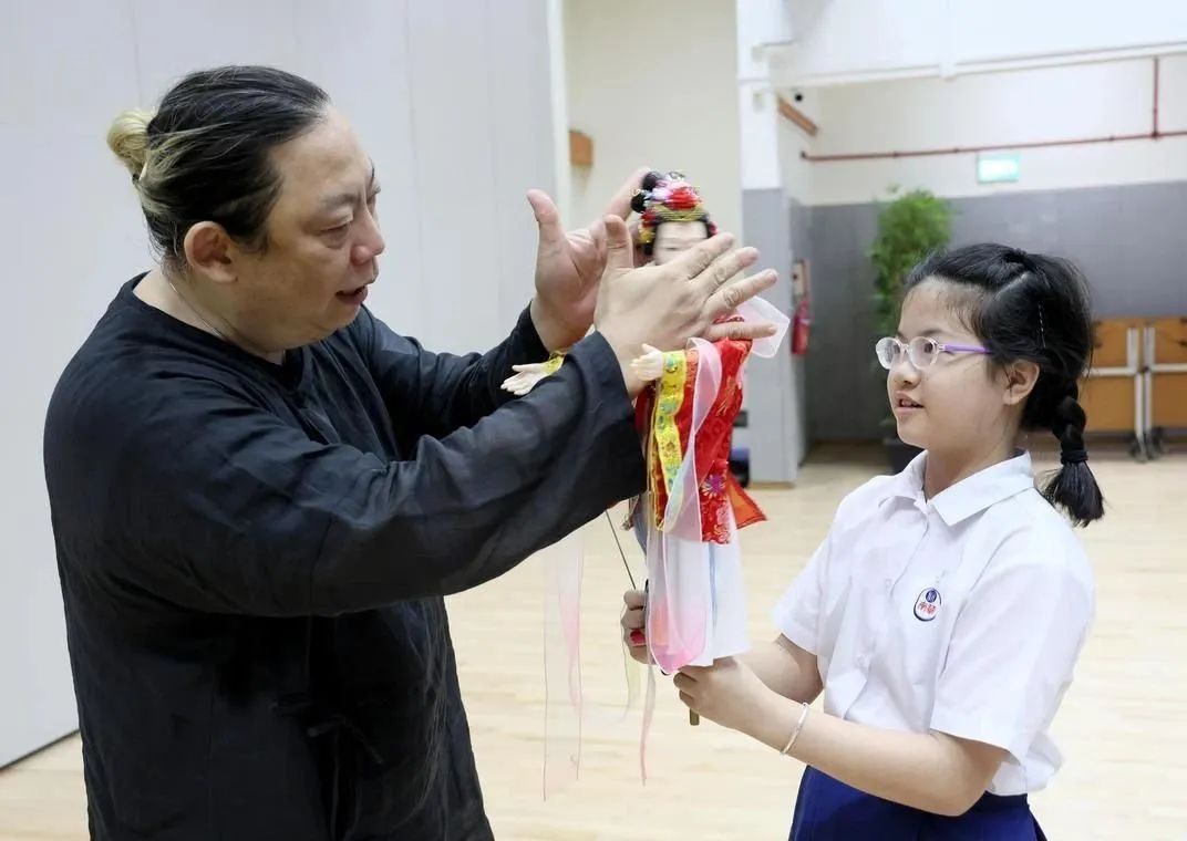 以华文为第二语文的新加坡华人如何学语言？艺文团体进校园激活“第三空间”