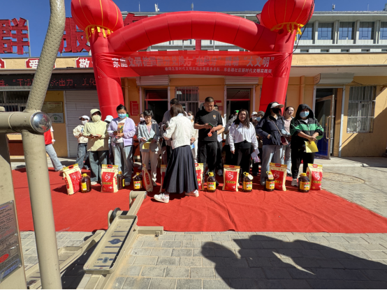 榆阳区驼峰路街道东岳路社区开展“文明家庭护照”积分兑换活动