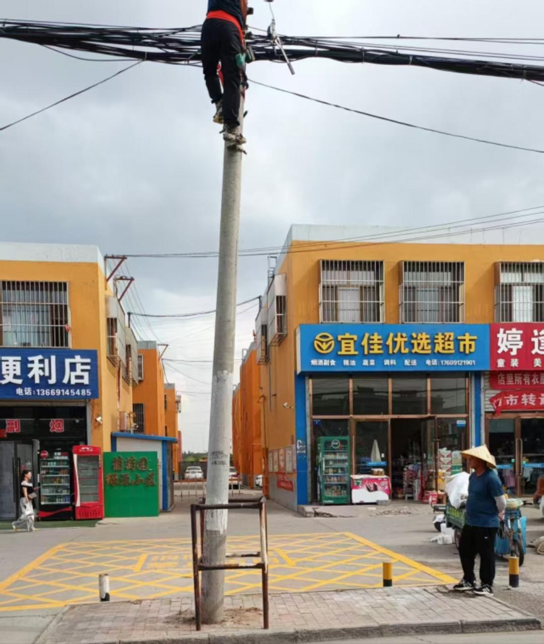 榆阳区崇文路街道葡萄园社区开展“两代表一委员”进社区，听民意解民忧