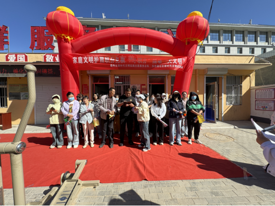 榆阳区驼峰路街道东岳路社区开展“文明家庭护照”积分兑换活动