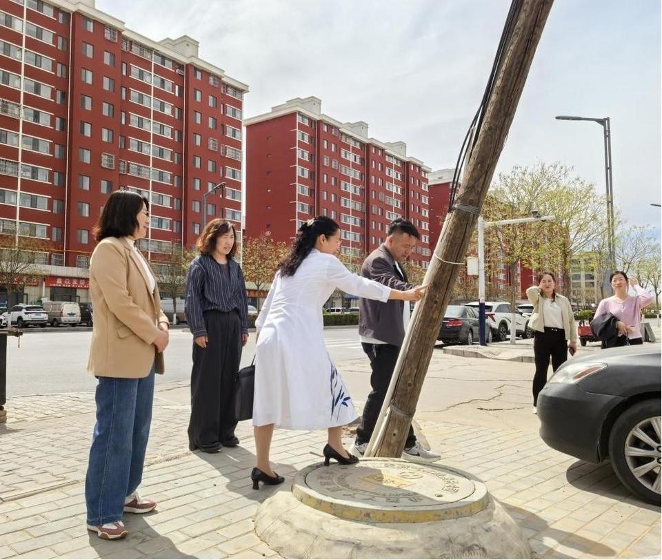 榆阳区崇文路街道葡萄园社区开展“两代表一委员”进社区，听民意解民忧