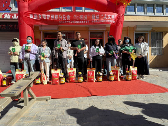 榆阳区驼峰路街道东岳路社区开展“文明家庭护照”积分兑换活动