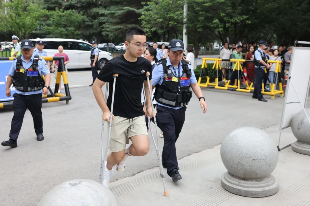 交出合格护考答卷 西安浐灞公安分局全力保障2025年高考平安圆满_陕西_新闻_华人头条