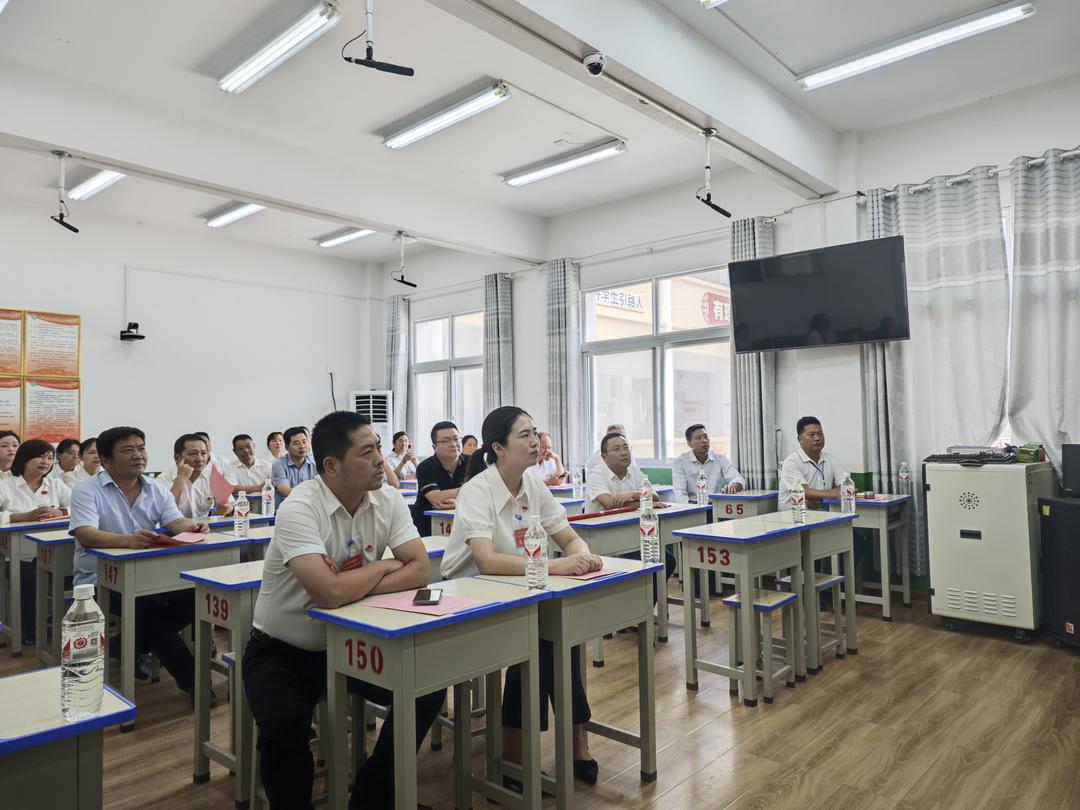 汉中市西乡县白勉峡镇人大代表进校园，关心教育促发展