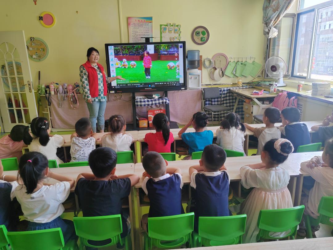 寓教于乐润幼苗，芹涧路社区点亮幼儿价值观启蒙灯塔