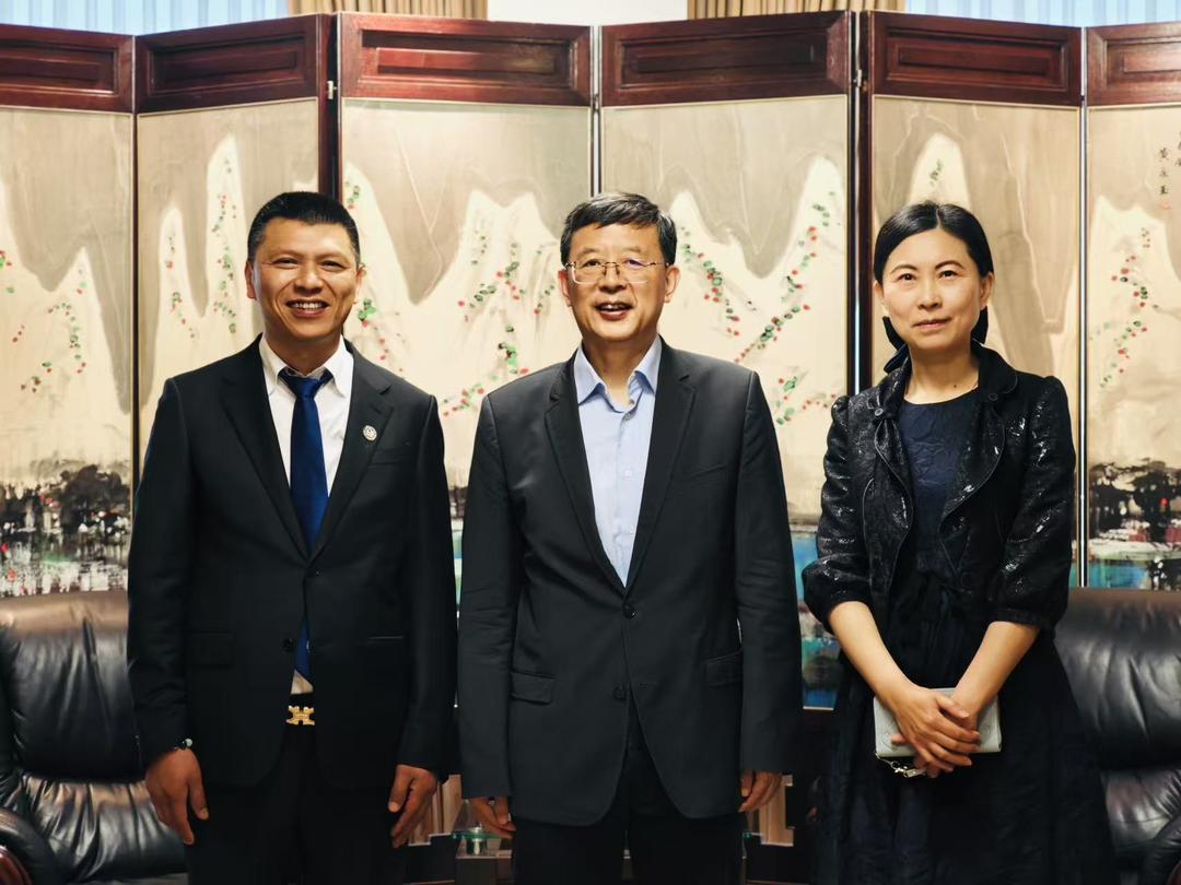 近日,中国驻德国大使馆曾凡华公使,唐晓燕公参在使馆亲切会见了全德