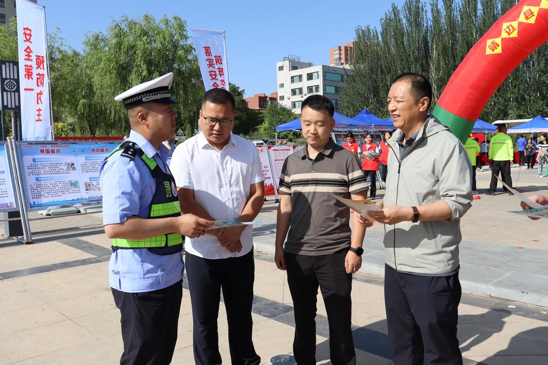 筑牢安全防线 守护平安出行——靖边交警开展“安全生产月”安全宣传咨询日活动