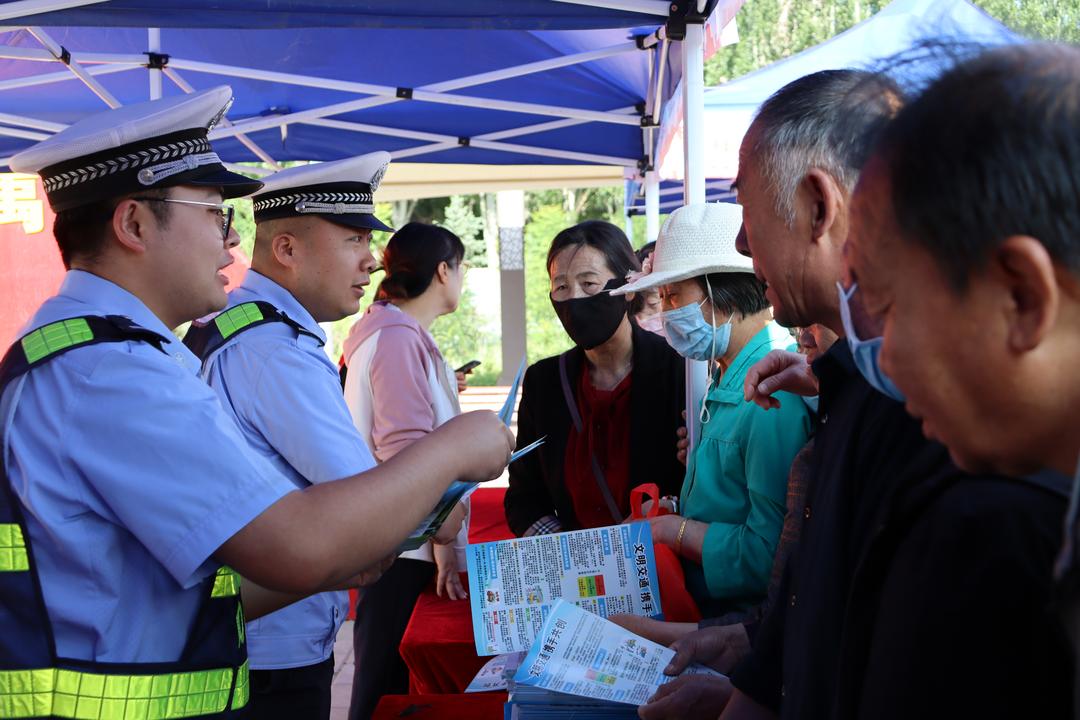 筑牢安全防线 守护平安出行——靖边交警开展“安全生产月”安全宣传咨询日活动