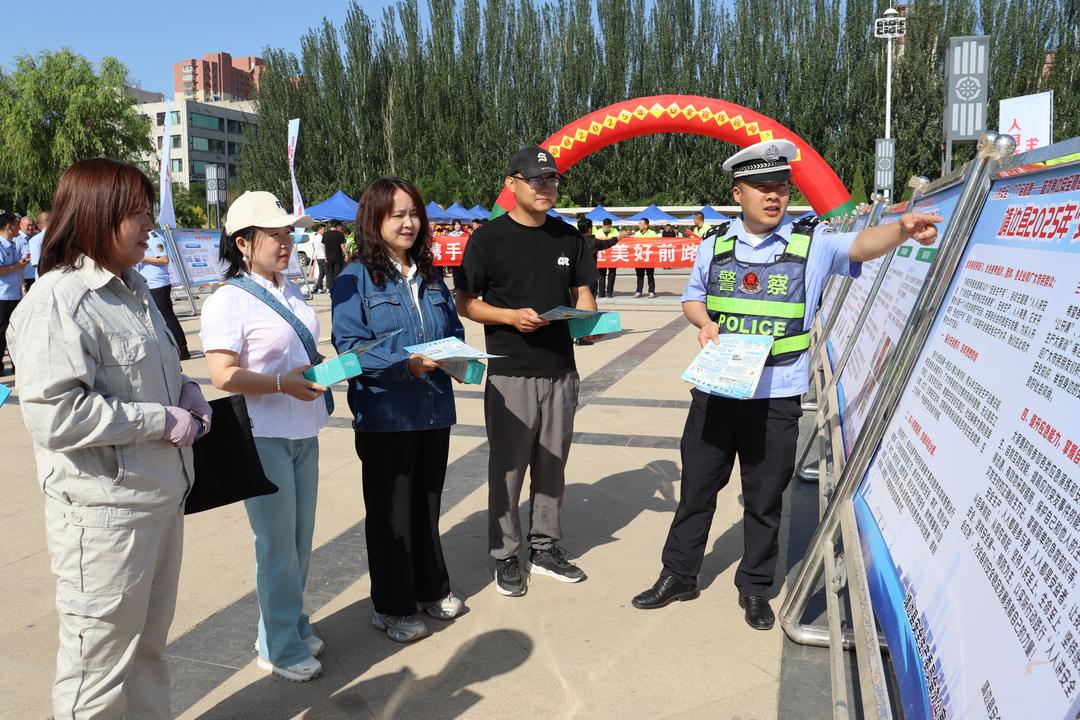 筑牢安全防线 守护平安出行——靖边交警开展“安全生产月”安全宣传咨询日活动