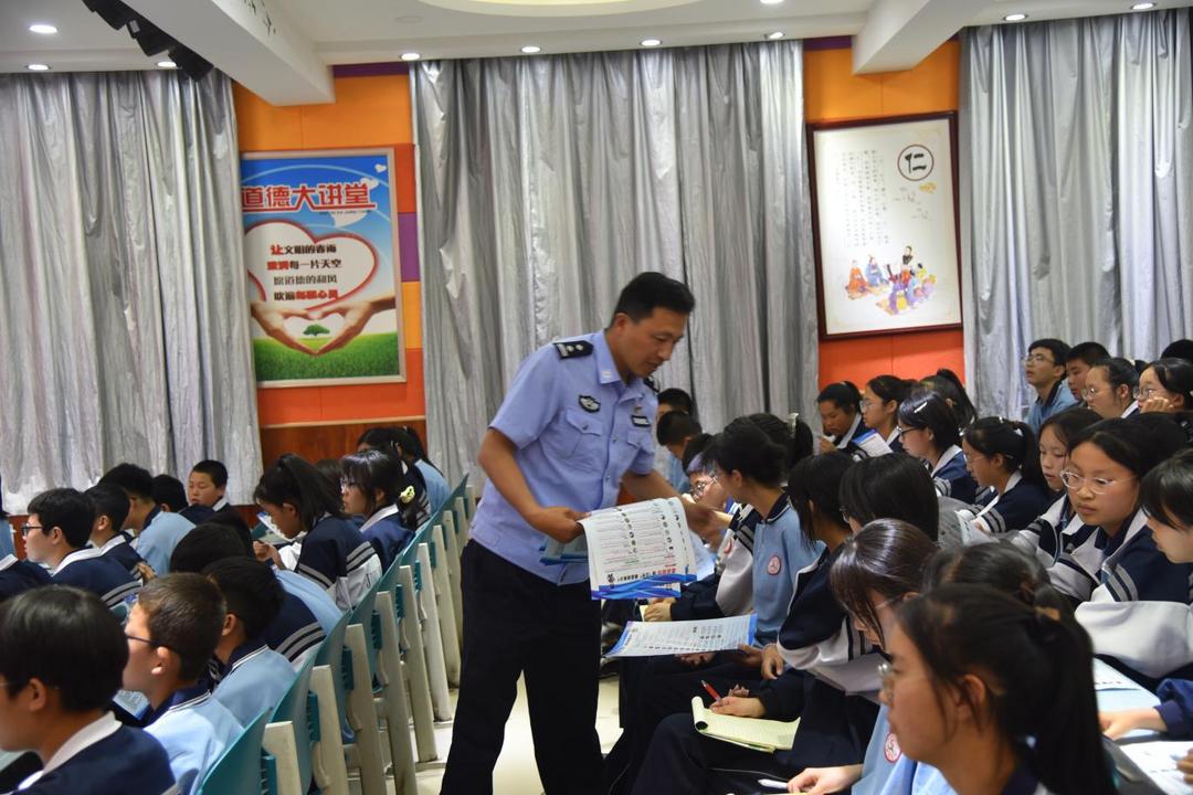 靖边公安用“法治绿荫”守护校园盛夏