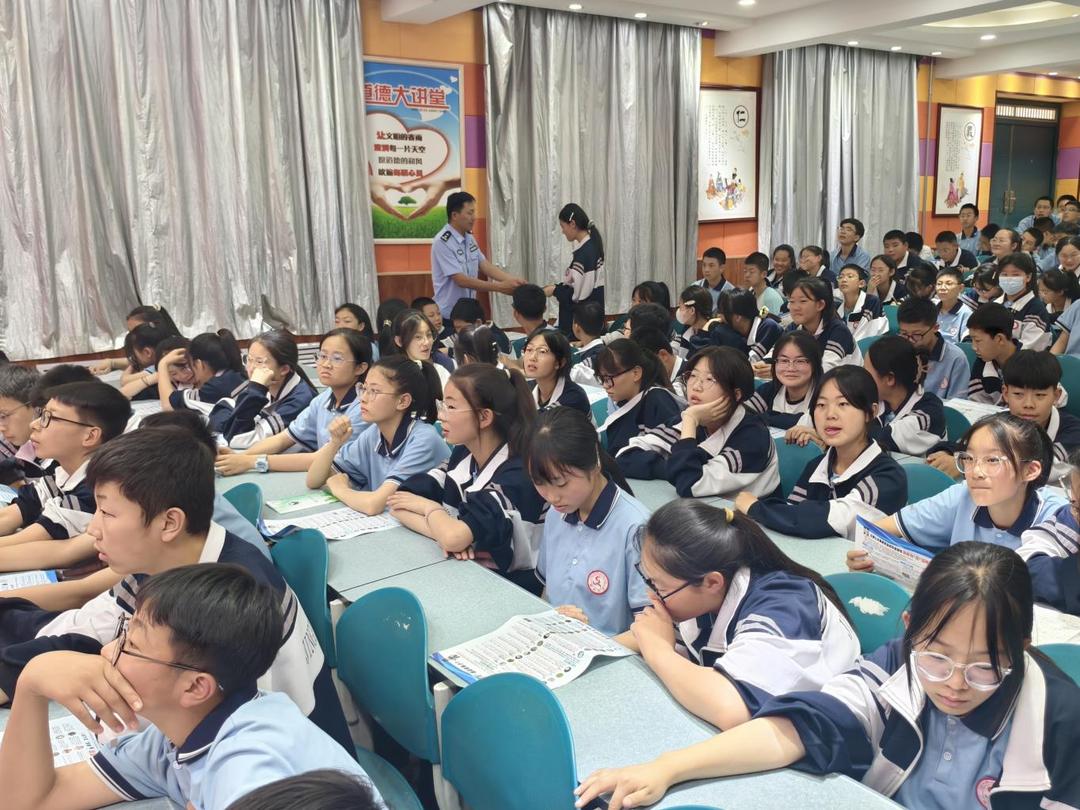 靖边公安用“法治绿荫”守护校园盛夏