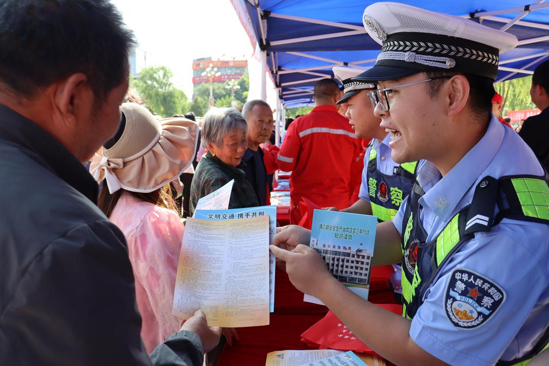 安全宣传咨询日，交警“摆摊”话安全！