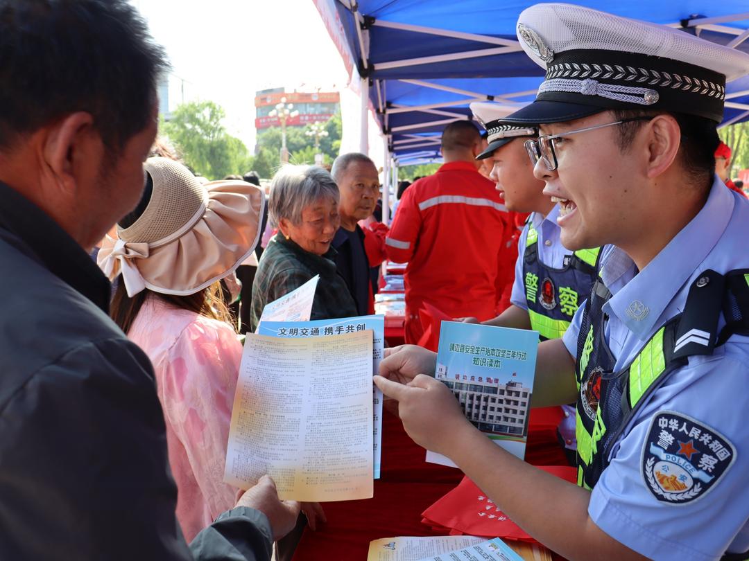 安全宣传咨询日，交警“摆摊”话安全！