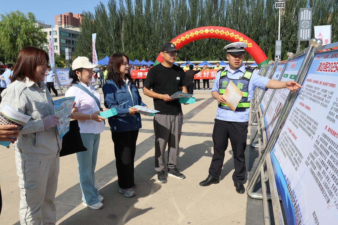安全宣传咨询日，交警“摆摊”话安全！