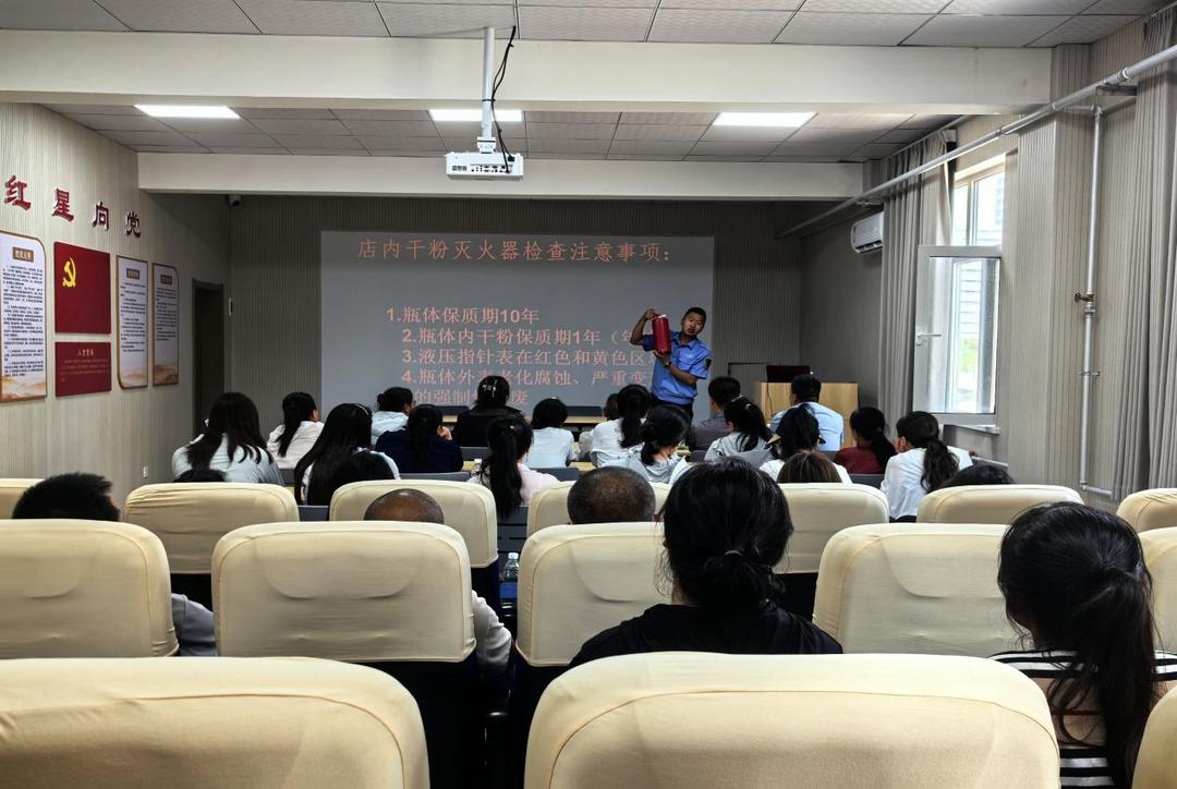 榆阳区崇文路街道葡萄园社区开展60余人消防安全培训会