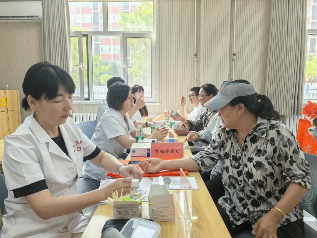 榆阳区崇文路街道葡萄园社区开展100多人免费义诊活动