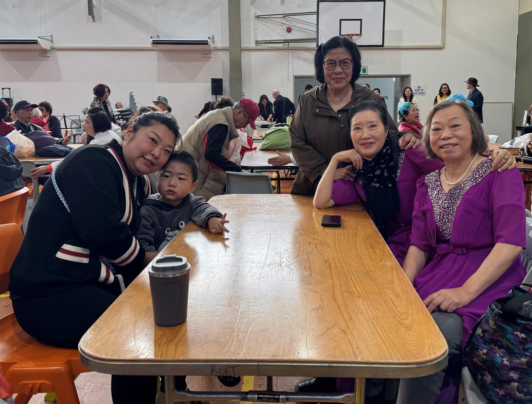 一群人坐在桌子前

AI 生成的内容可能不正确。