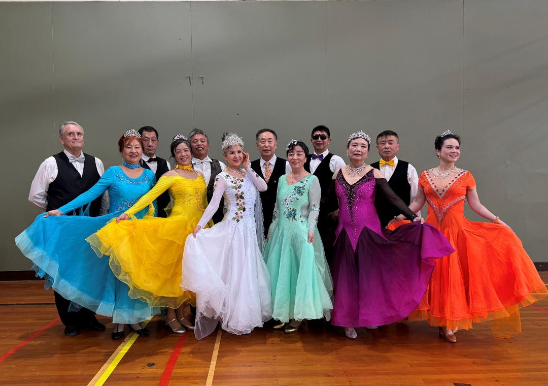 一群穿着民族服装的人

AI 生成的内容可能不正确。